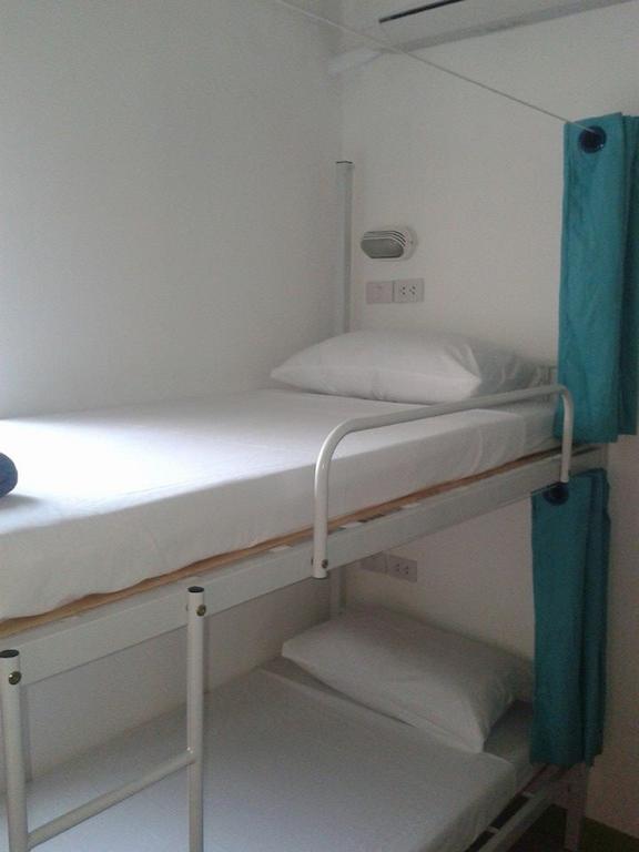 เตียงสองชั้นในห้องพักรวมหญิงชาย