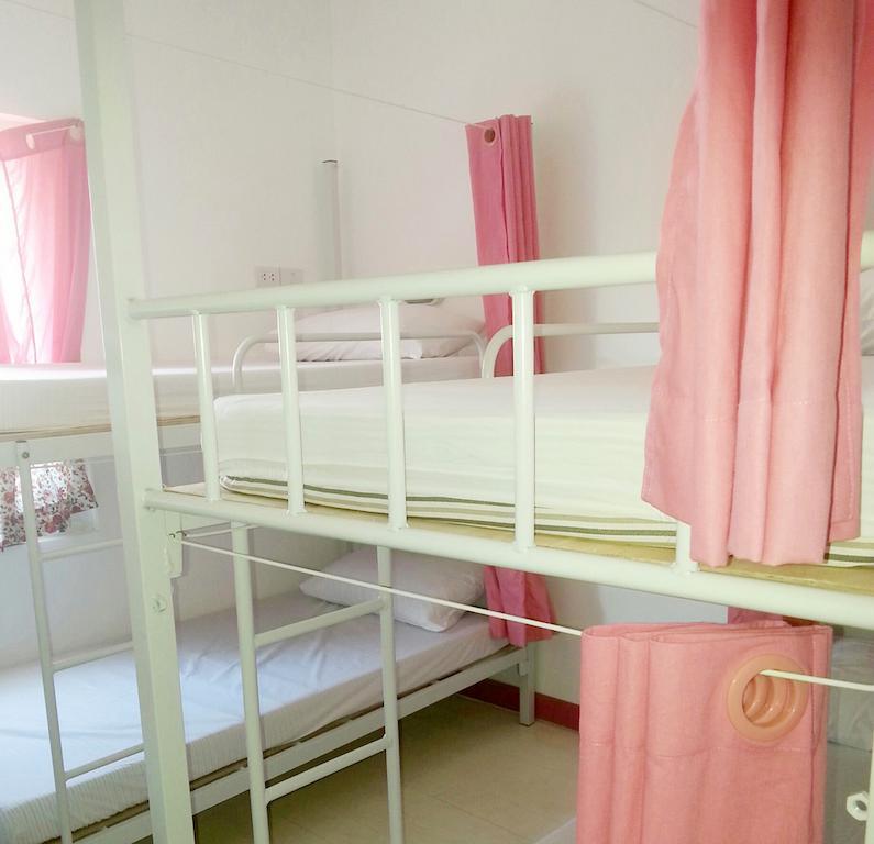 เตียงในห้องพักรวมชายหญิง 6 เตียง